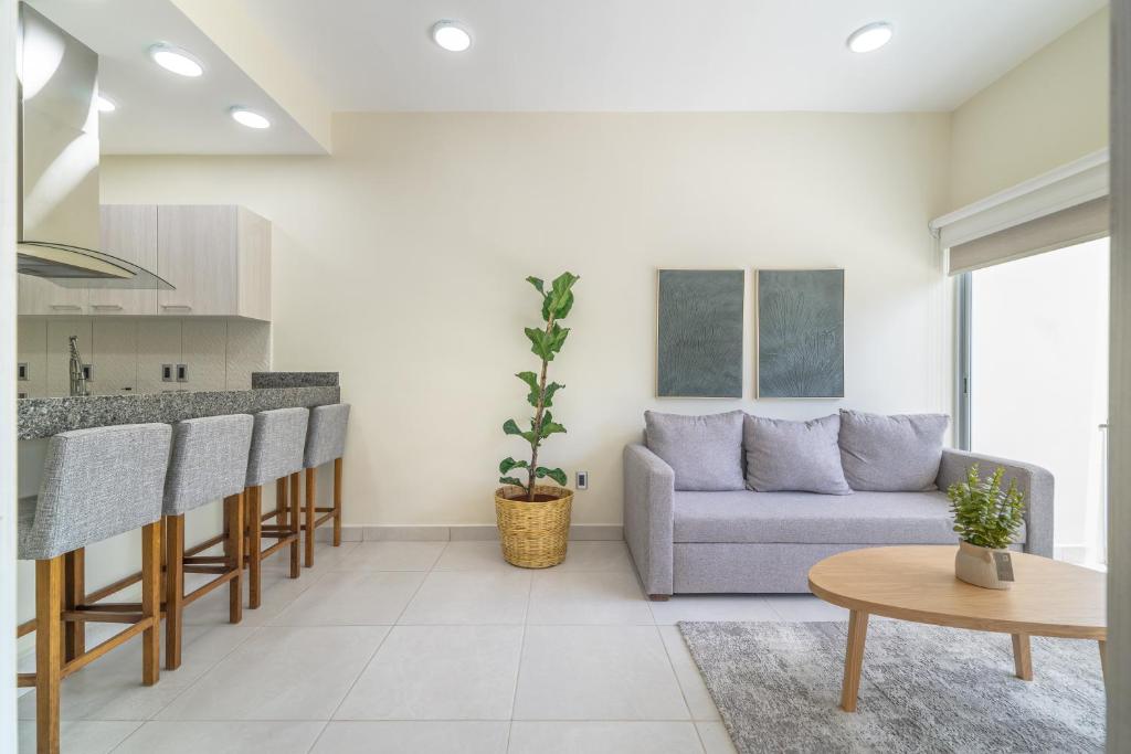 2 BD Suite with Balcony Gym Rooftop Pool Hot Tub - 4