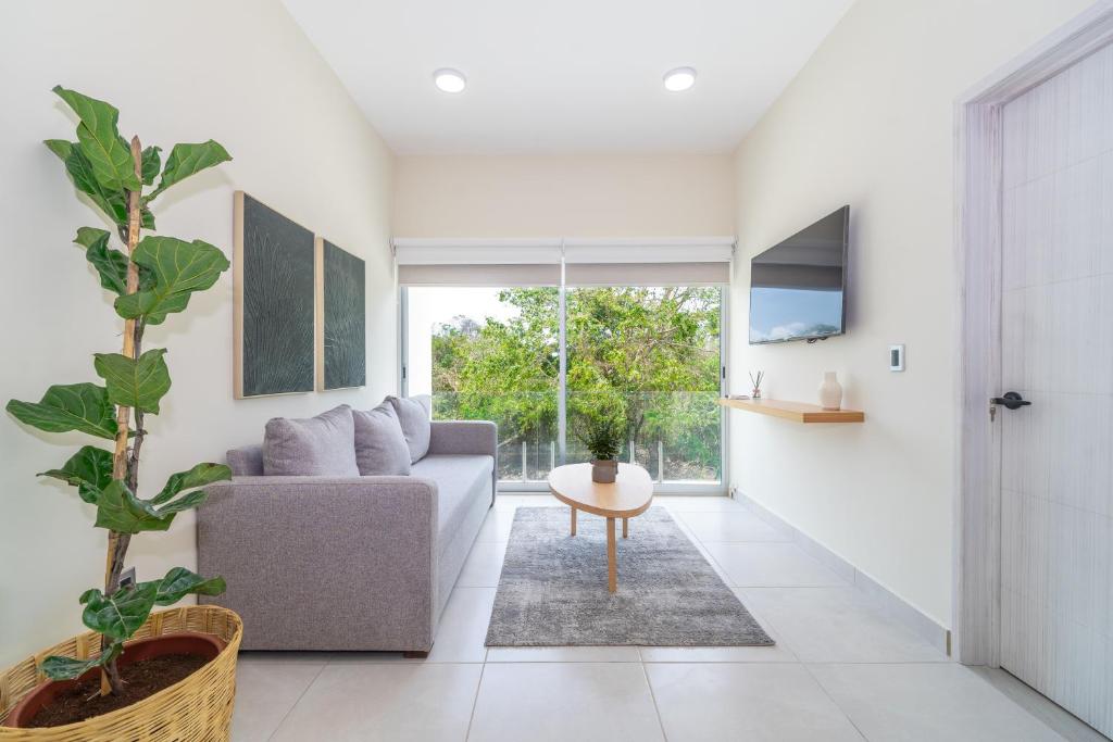 2 BD Suite with Balcony Gym Rooftop Pool Hot Tub, Playa del Carmen