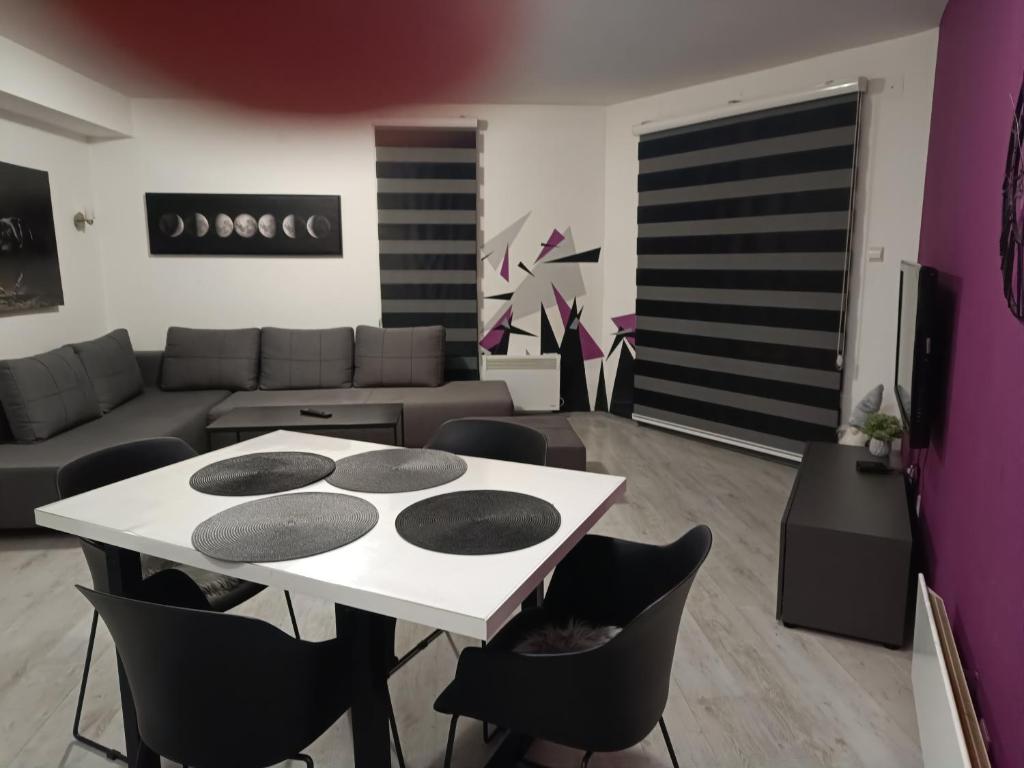 Apartment Triangle - 3