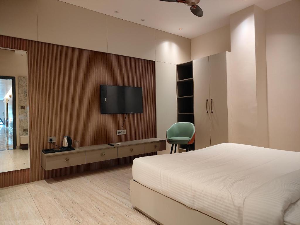 2. Hotel Ed..
