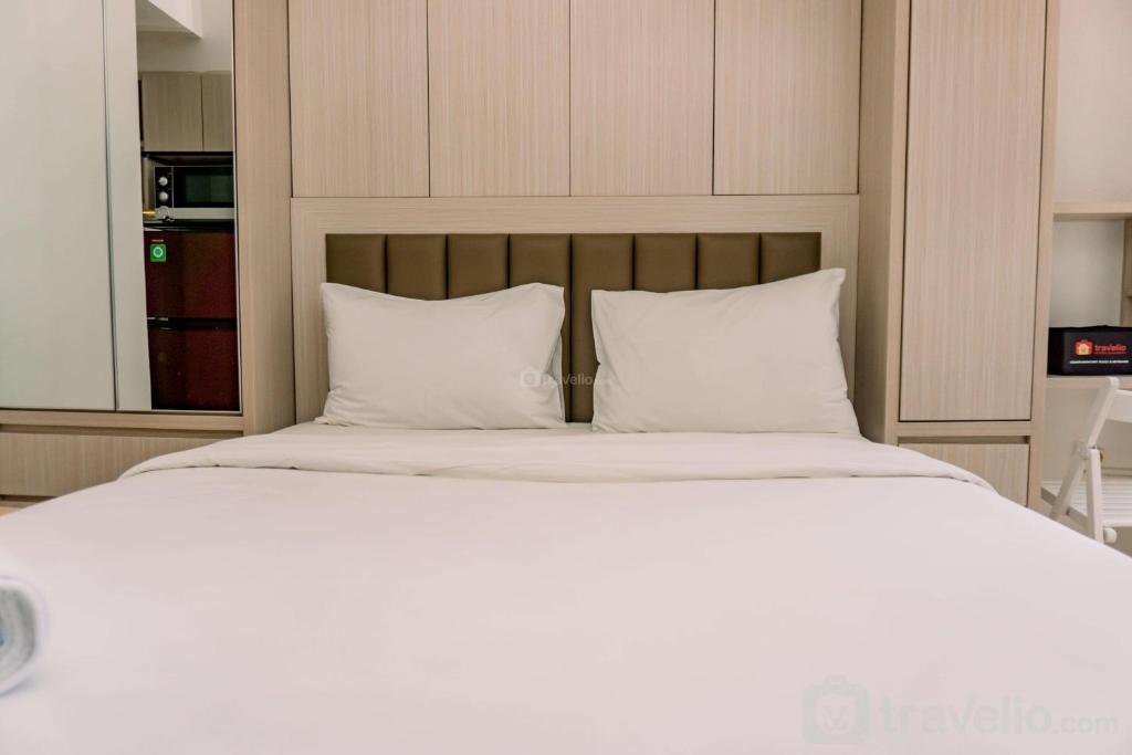 Simply Look and Comfy Studio at Tokyo Riverside PIK 2 Apartment By Travelio, Rawalembang