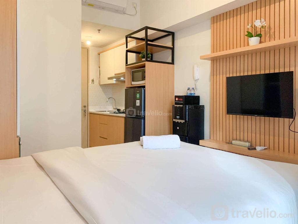 Nice Studio Room at Tokyo Riverside PIK 2 Apartment By Travelio, Rawalembang
