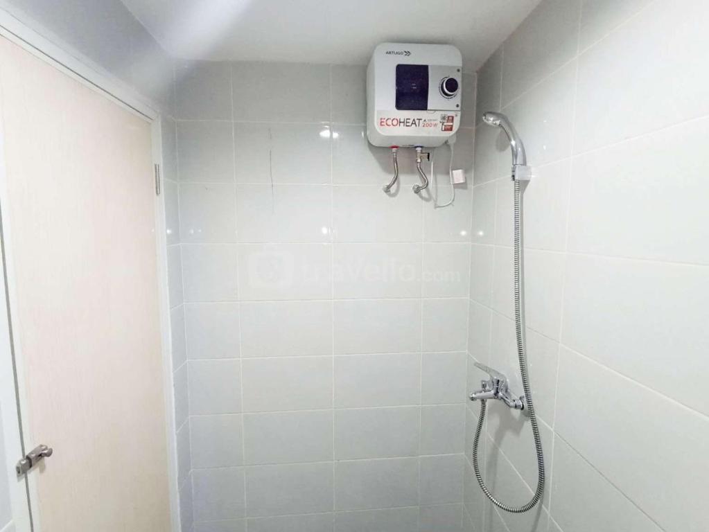 Modern Look and Homey Studio Amartha View Apartment By Travelio, Semarang