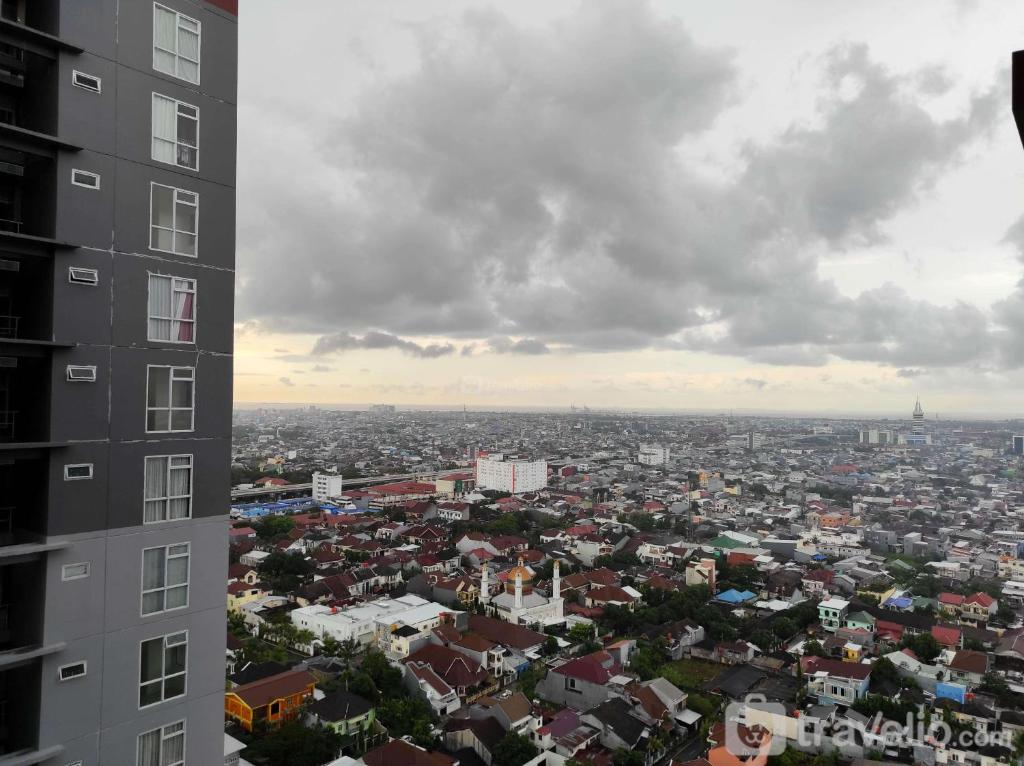 Comfy Studio at Vida View Makassar Apartment By Travelio, Pampang