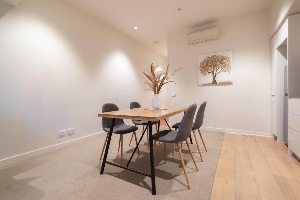 2br Apt Pool Gym Balcony At William St Mel Cbd, Melbourne