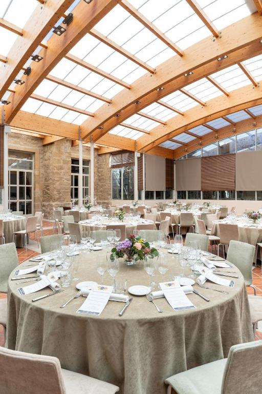 パラドール デ サント ドミンゴ ベルナルド デ フレスネダ (Parador de Santo Domingo Bernardo de Fresneda) 宴会場