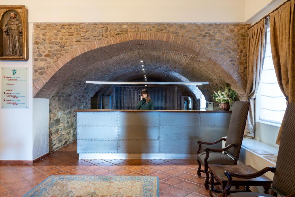 パラドール デ サント ドミンゴ ベルナルド デ フレスネダ (Parador de Santo Domingo Bernardo de Fresneda) フロント・ロビー