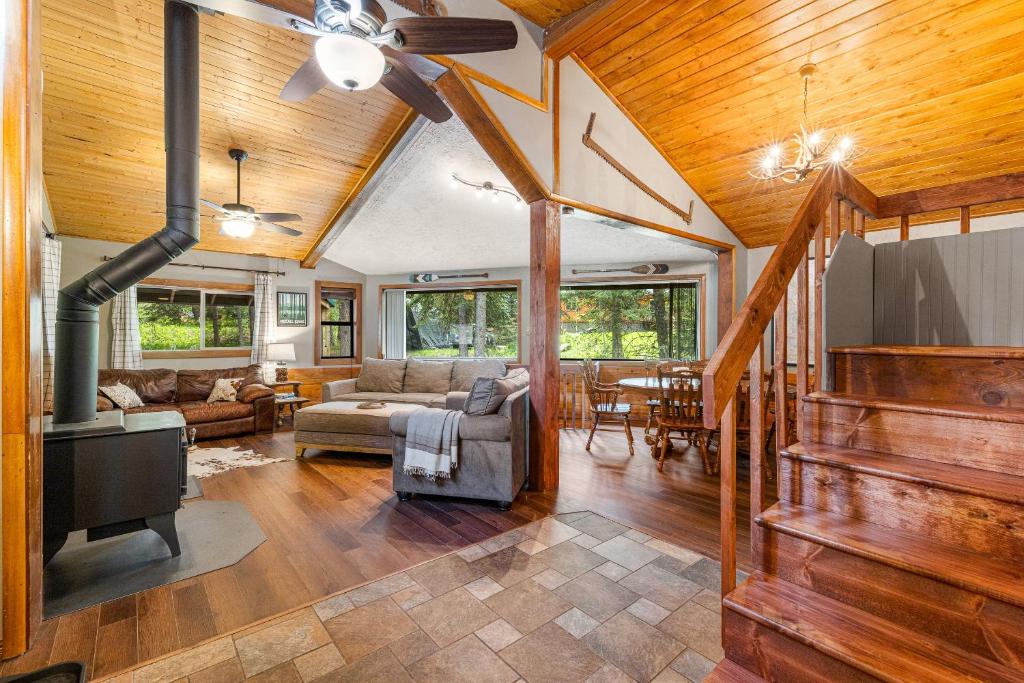 New! Dew Drop Inn - Pet Friendly, 5-min walk to river access, McCall