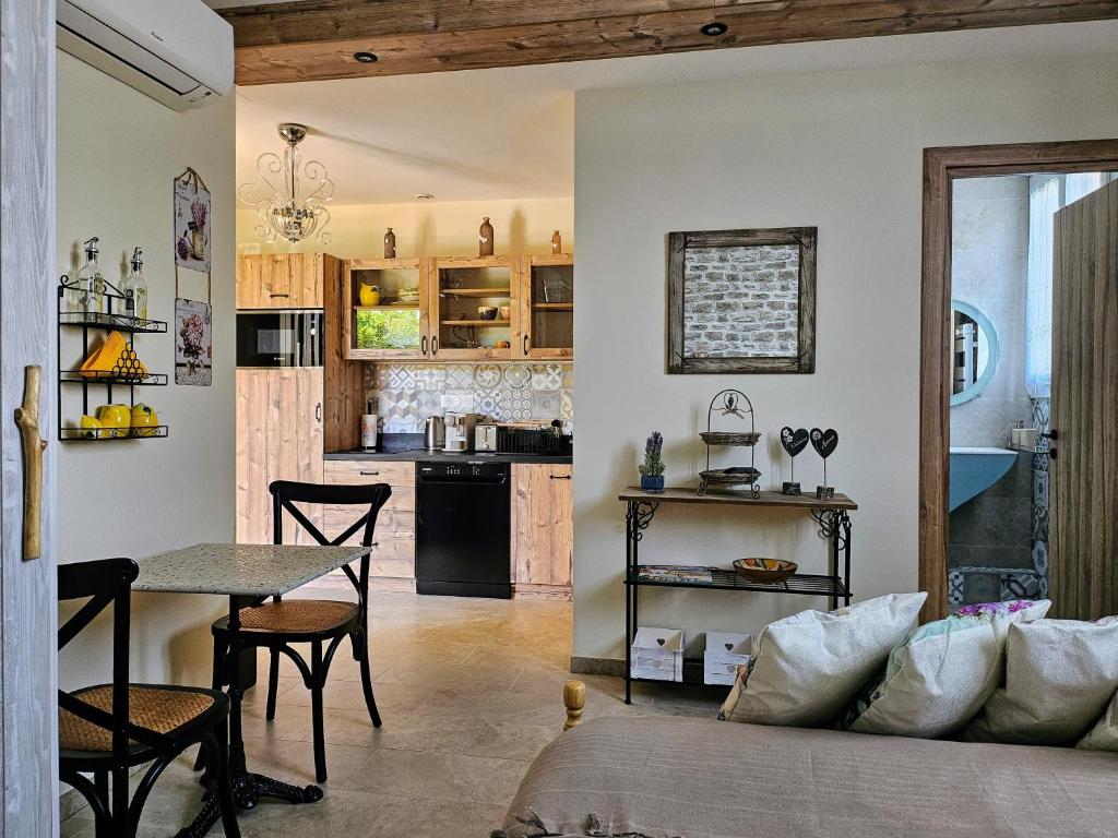 Charmant studio près de la plage avec jacuzzi et terrasse privative - 2