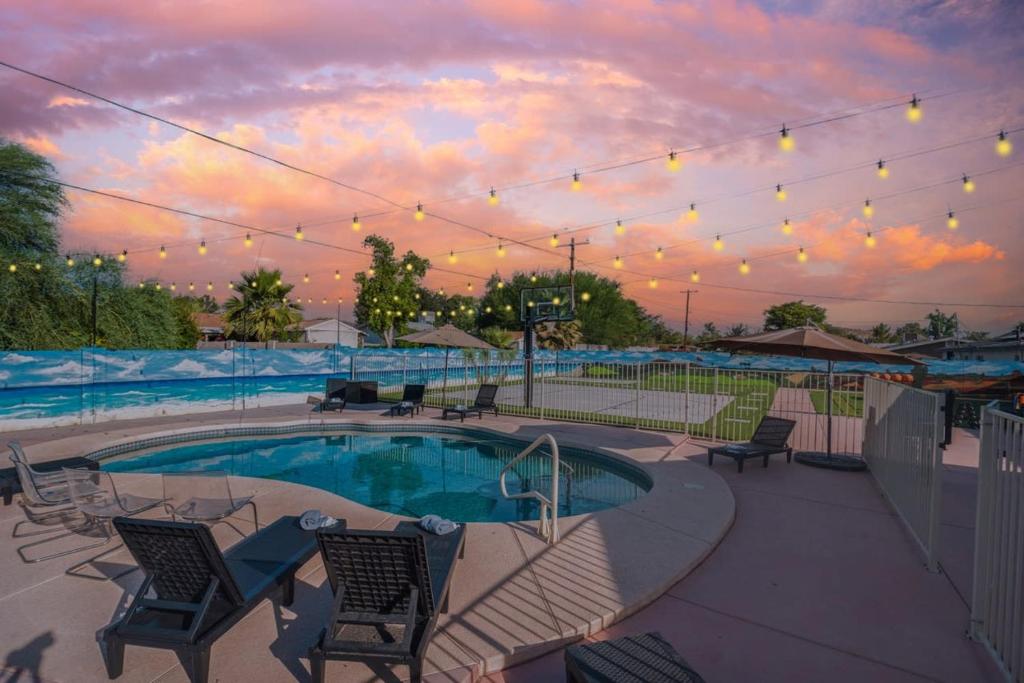 This is it - Great Location -13 Beds - Pool - Gym, Phoenix