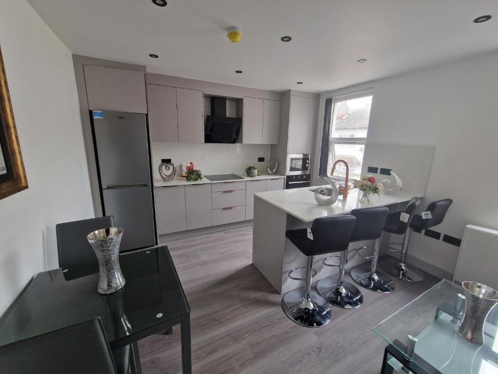 Modern 4 BR flat with 4 ensuites in central Reading, Reading