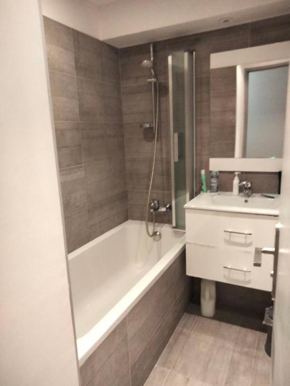 10mm a pied des plages, appartement olympe climatisé - 4