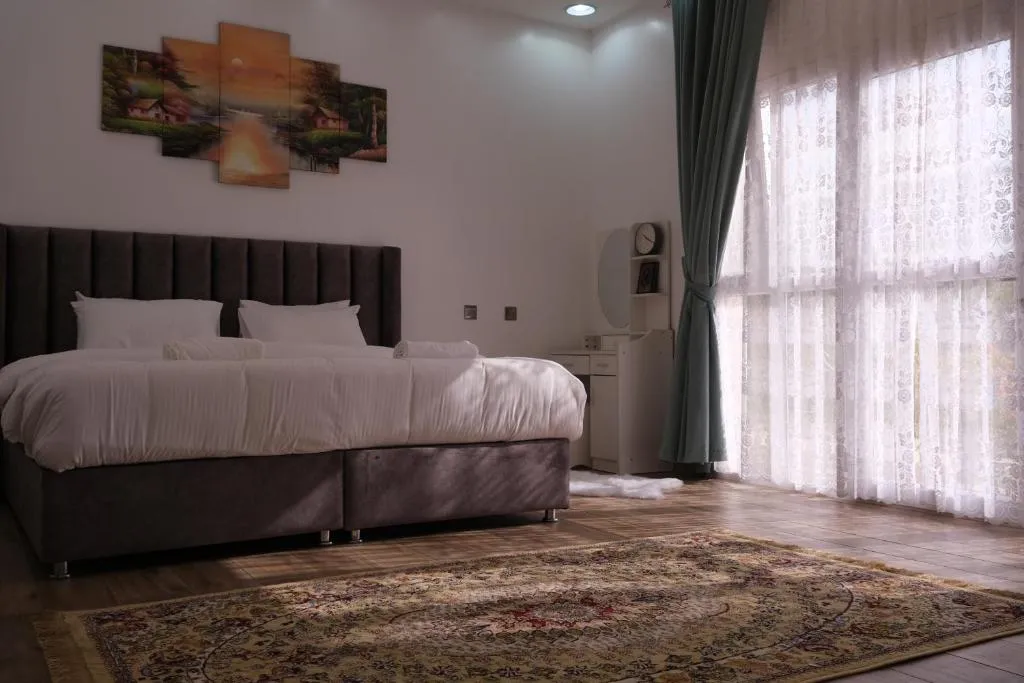 Alshuruq Stay, hotel in Al Ḩamrāʼ