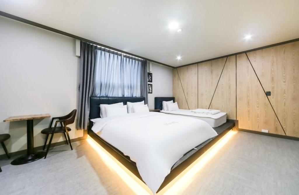 The Sharp Hotel, Čchangwon