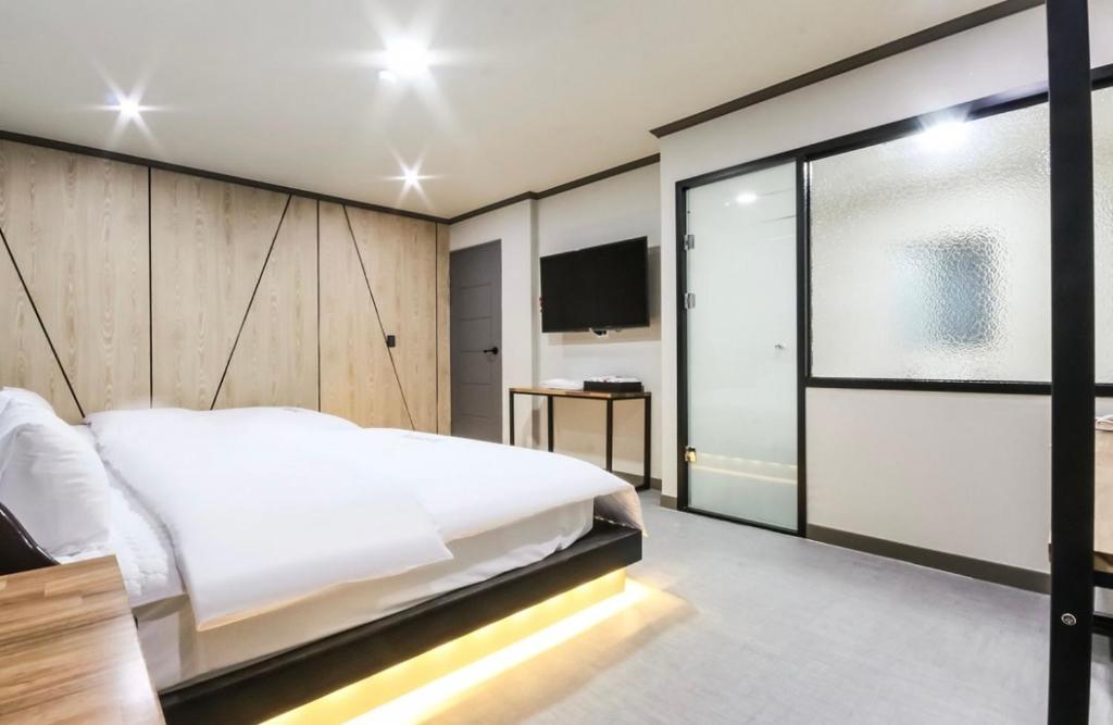 더 샤프 호텔 객실