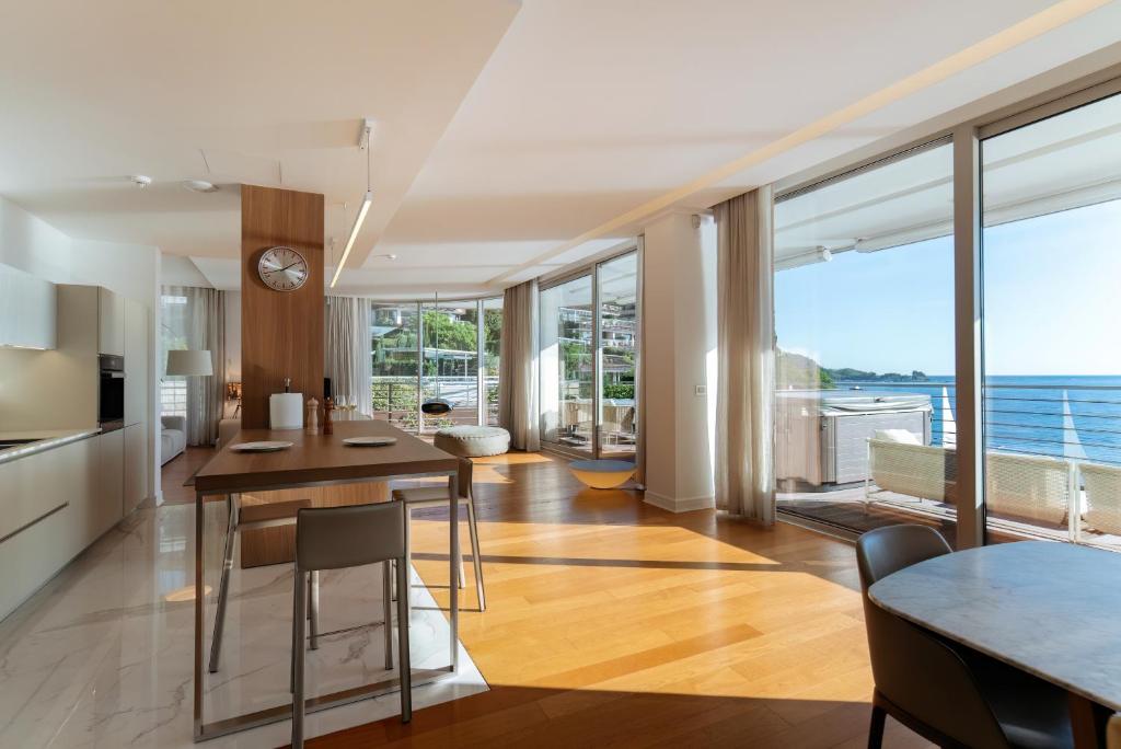 Luxury Waterfront Villa at Dukly Gardens - 1