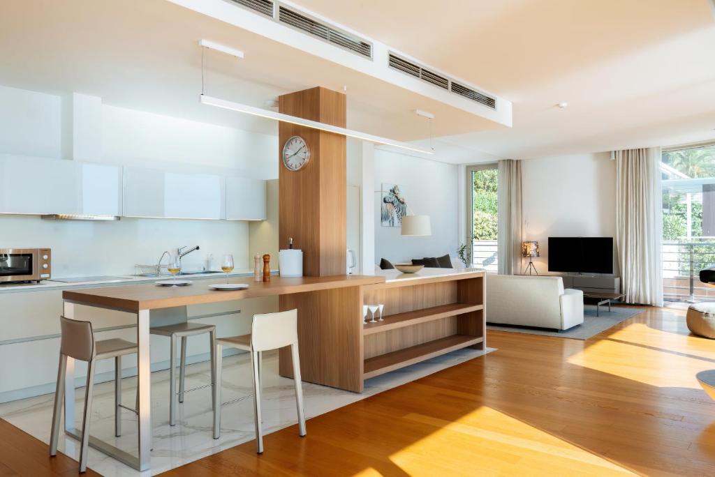 Luxury Waterfront Villa at Dukly Gardens - 4