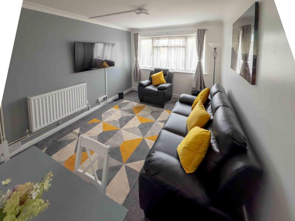 Modern 2 BR ground floor apartment with parking and garden, Belvedere