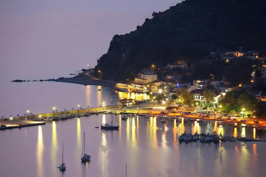 Flisvos Beachfront Apartments, hotel v destinaci Loutrákion