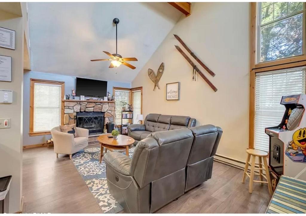 Camelback Private Home located behind Waterpark & Ski Lift, Tannersville