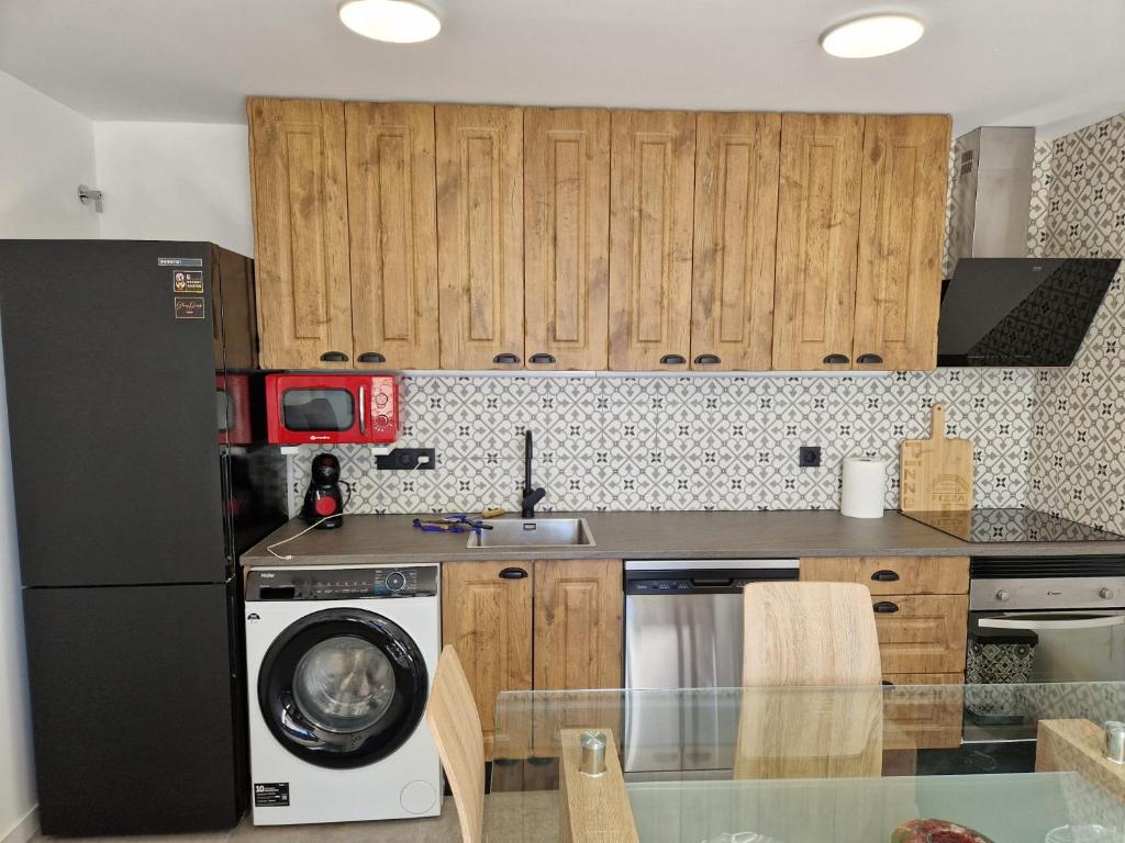House totally refurbished in 2024, terrace in front of the sea, 1 min walk to the beach, aircon, wifi - 4