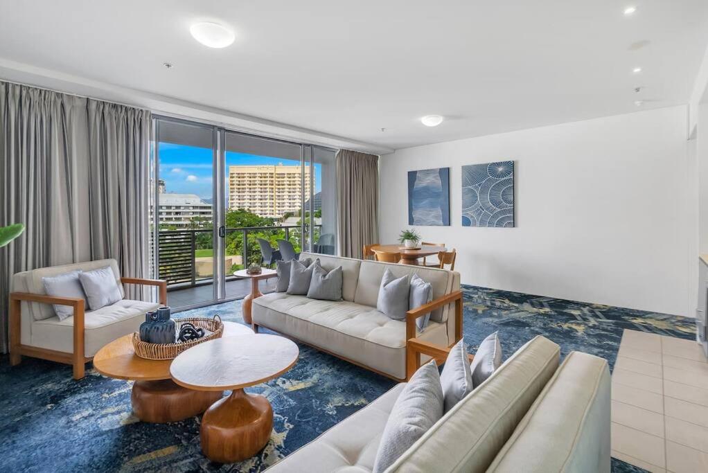 Horizons at Harbour Lights - Tropical Poolside Flair, Cairns