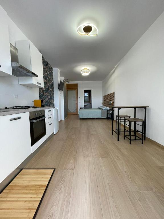 House 421 - 3