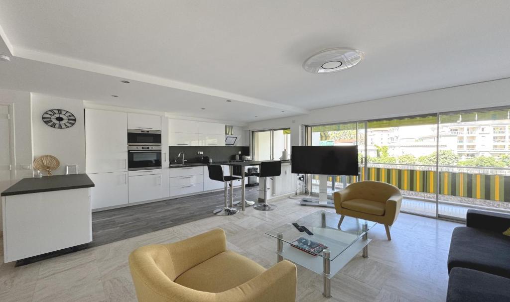 Charming 2 room , 52 m2, very spacious, bright and near sea Martinez hotel, Cannes