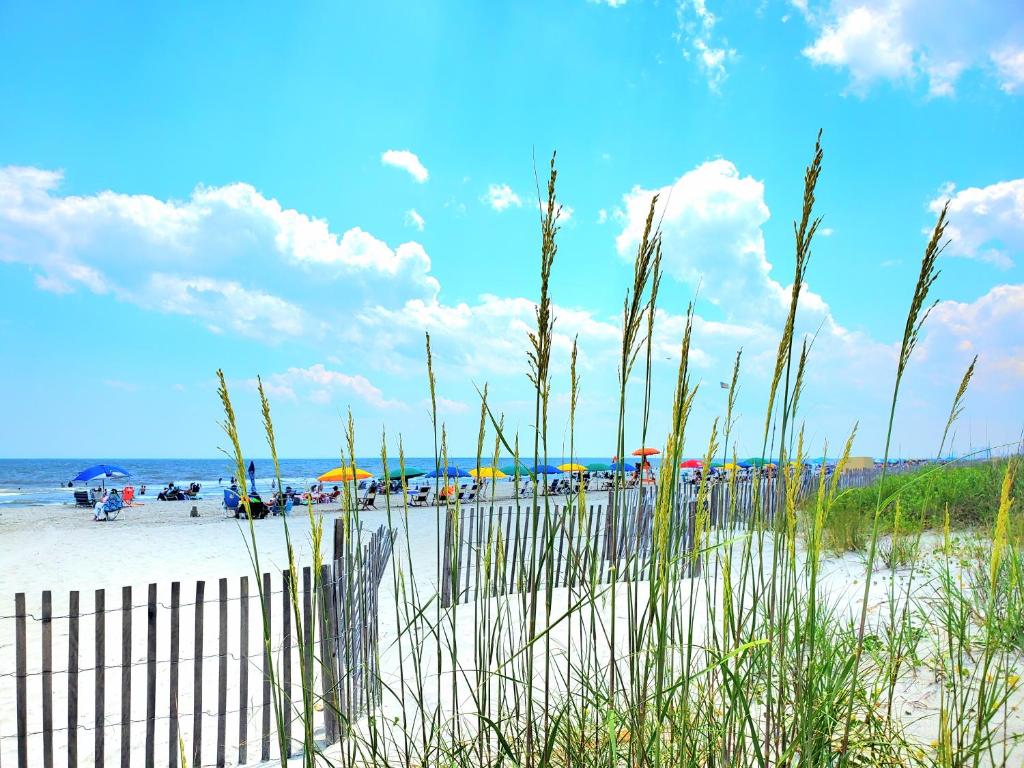 Dreams by the Sea Spacious 2BR Villa with Pool, Balcony, Beach Access & Seasonal Free Attractions, Myrtle Beach