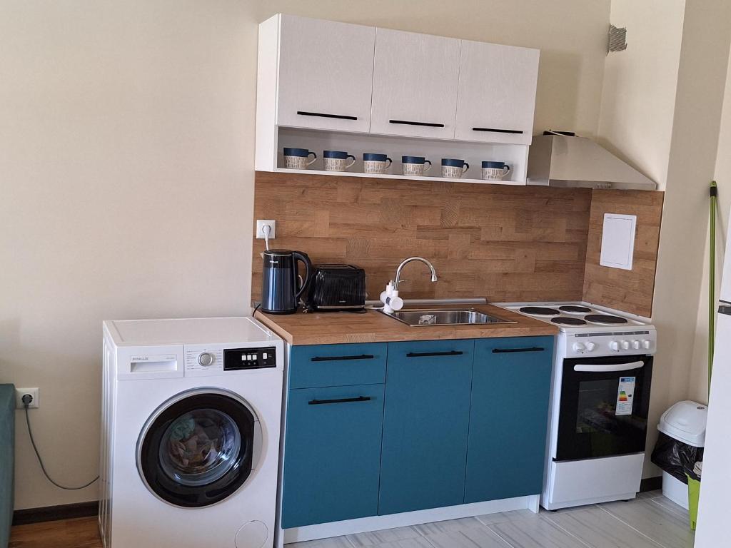 Studio - Sleeps 2 - Free Parking Balcony & Pool, Sveti Vlas