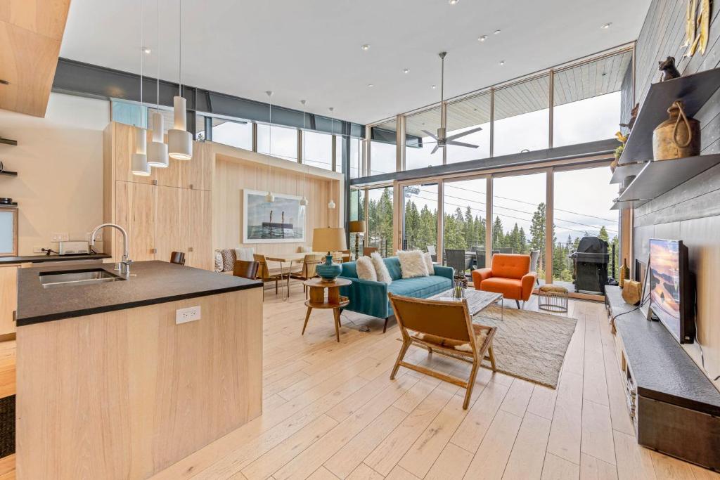 Elevation Ski-in, Ski-out in Northstar w Private Hot Tub & HOA Amenities, Truckee