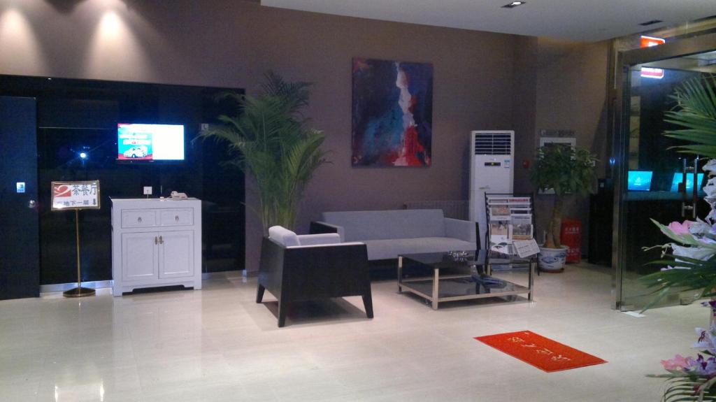 Shared lounge/TV area