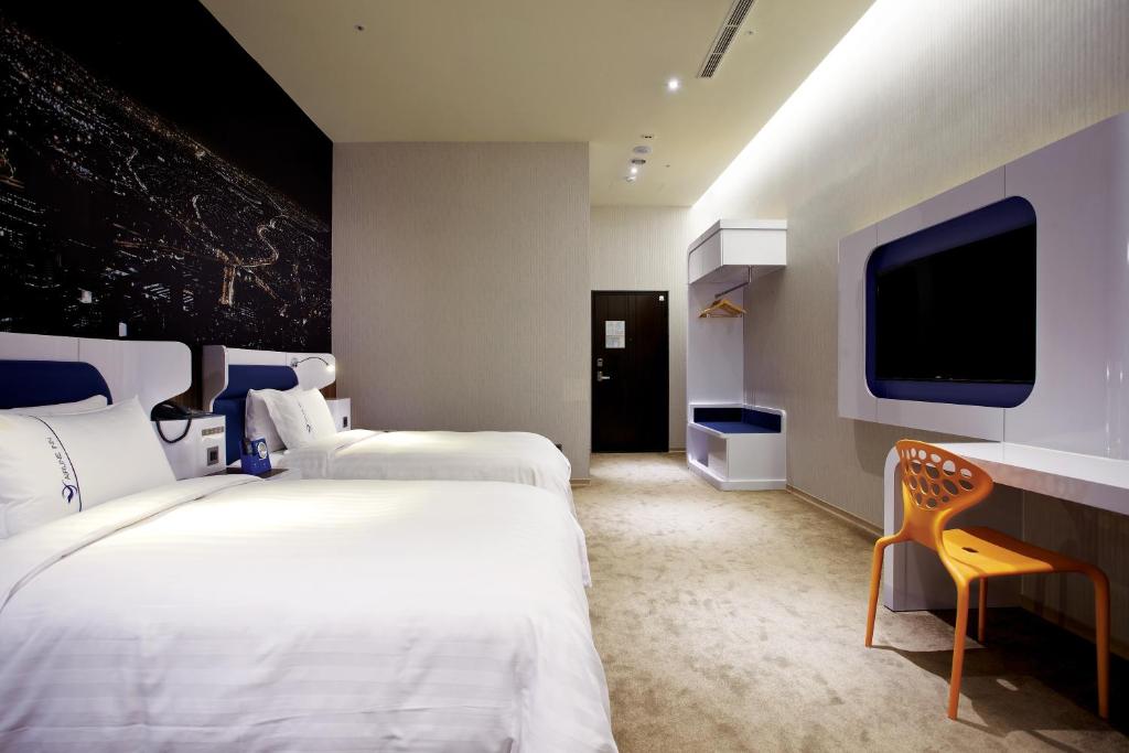 Airline Inn Taichung Green Park Way photo