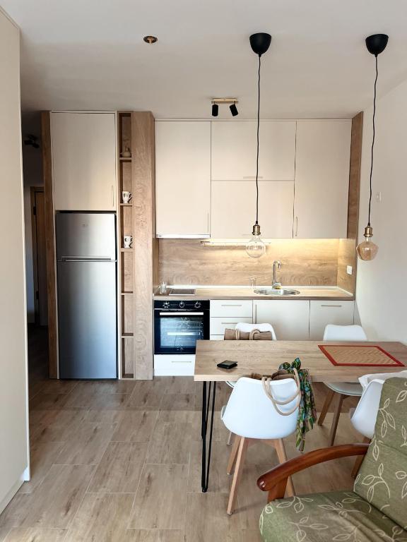 Lavender Apartment - Close to the Beach - Private Garage Parking - 3