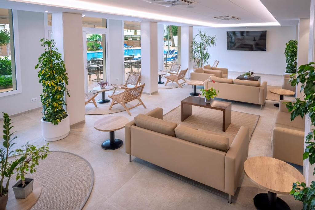 Hotel Mar Blau — Hotel building in Calella, Catalonia