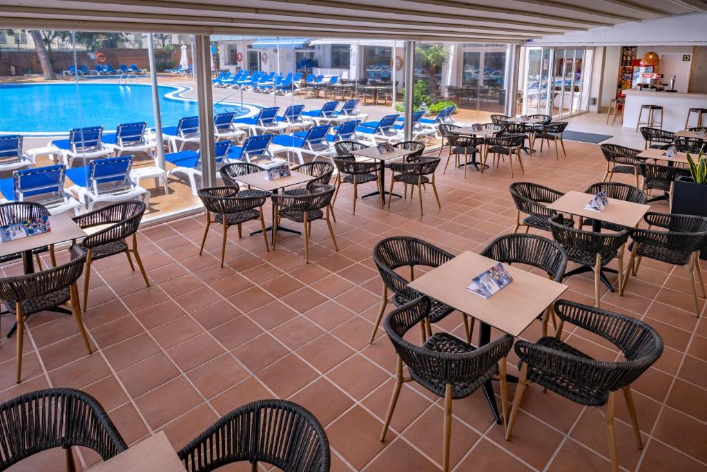 Hotel Mar Blau — Restaurant & bars in Calella, Catalonia