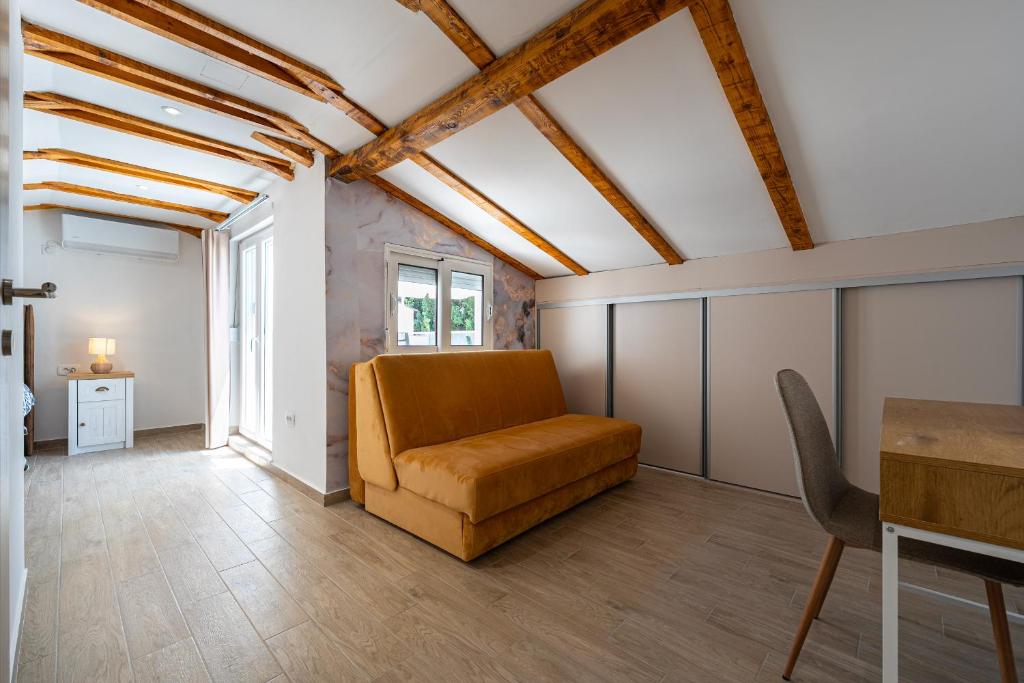 Cosy Duplex near Bus Station - 4