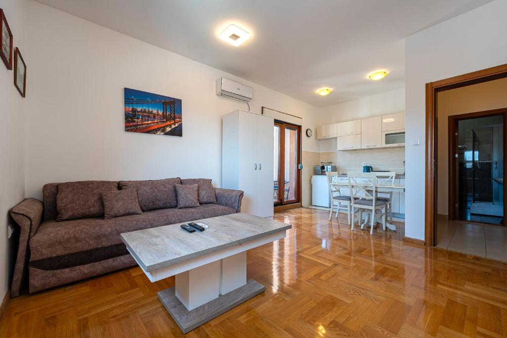 Cozy studio with terrace, Budva