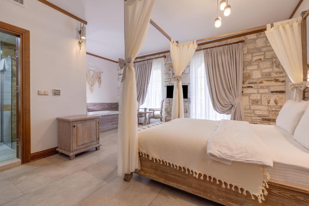 Navalia Hotel — Pokoje in Foca, Izmir