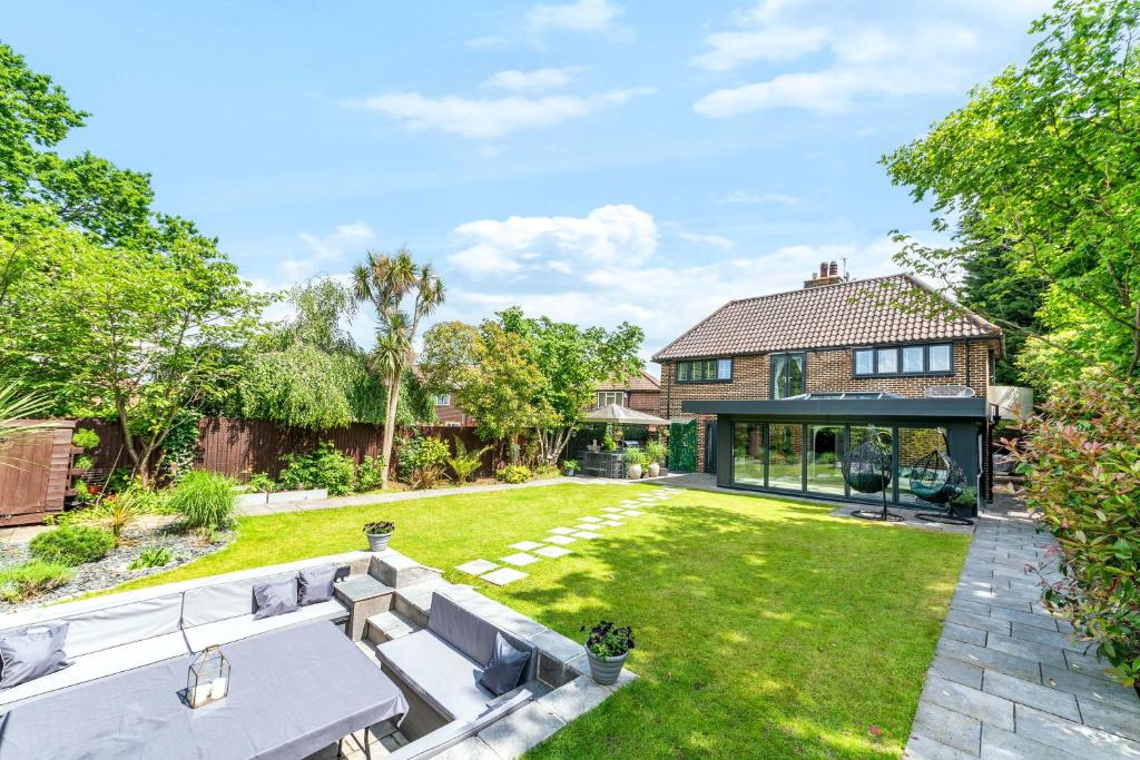 Gatsby Villa with large garden and fancy hot tub, Chislehurst