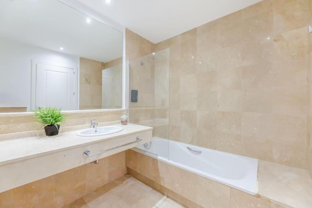 Great location 2 pools at Aloha Royal RDR385 - 5