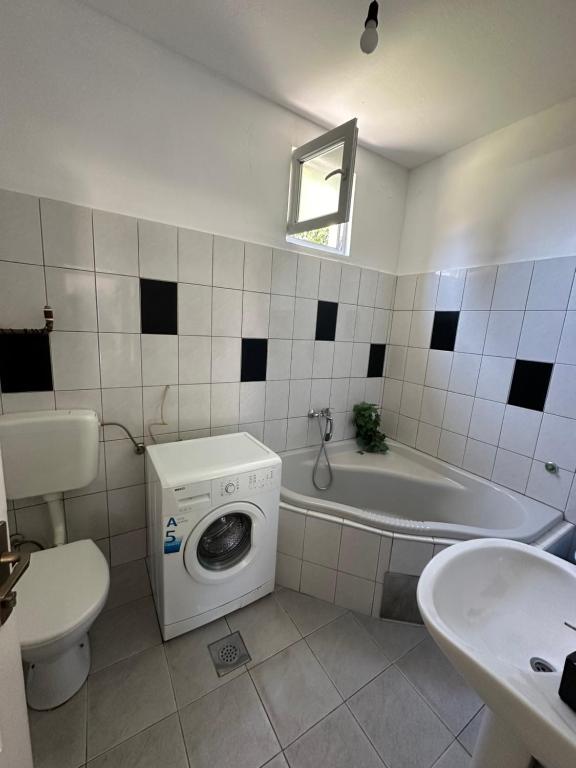 Large Apartment with beautiful Garden 5 minutes away from Airport at Karla Mijića 31 - 3