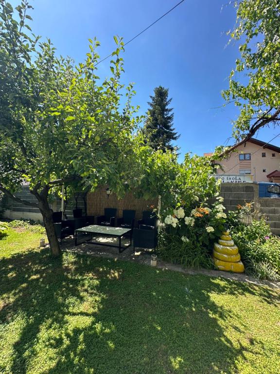 Large Apartment with beautiful Garden 5 minutes away from Airport at Karla Mijića 31 - 4
