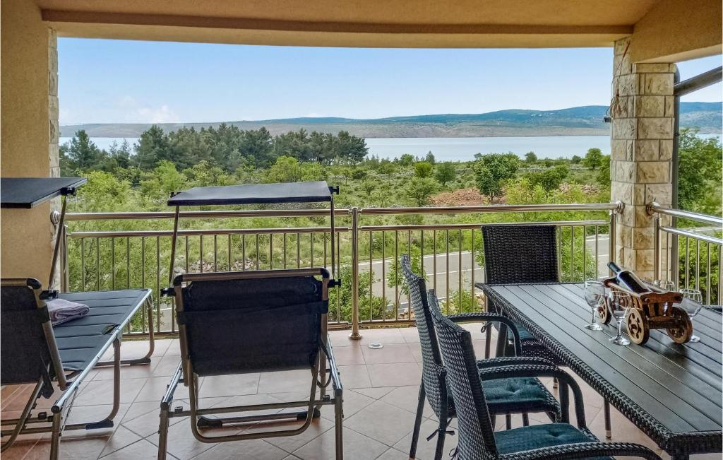 Beautiful Apartment In Starigrad, Knežević