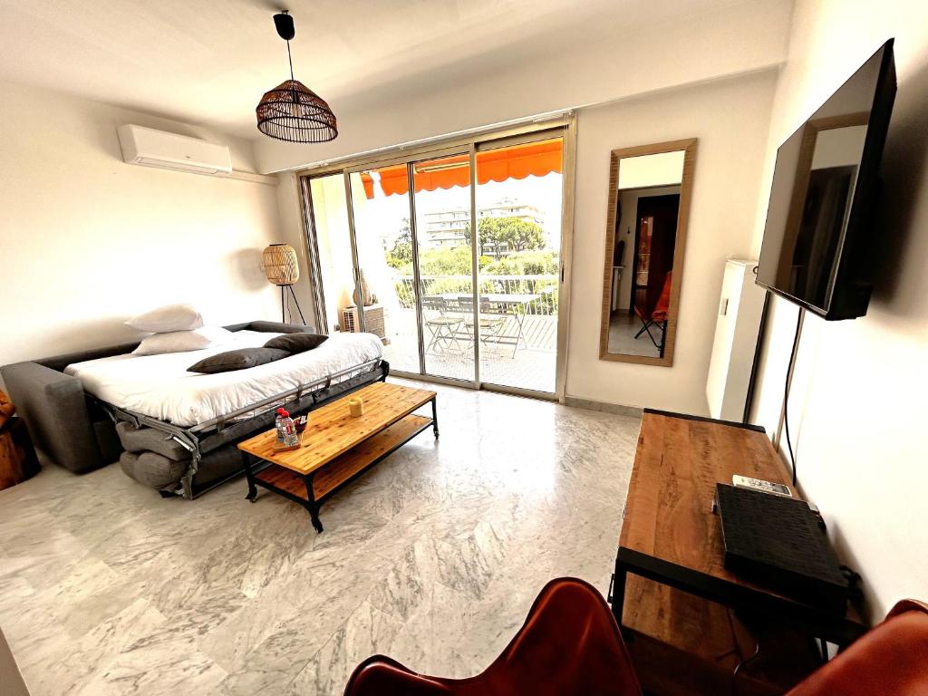 Superbe studio, 200 m de la mer, climatisé avec terrasse et parking privé - 4