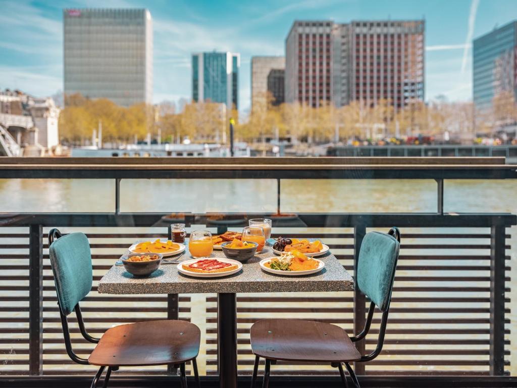Food and beverages, Off Paris Seine in Paris