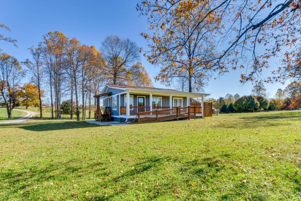 Modern Clarkesville Cottage with Decks and Patio!, Lakemont