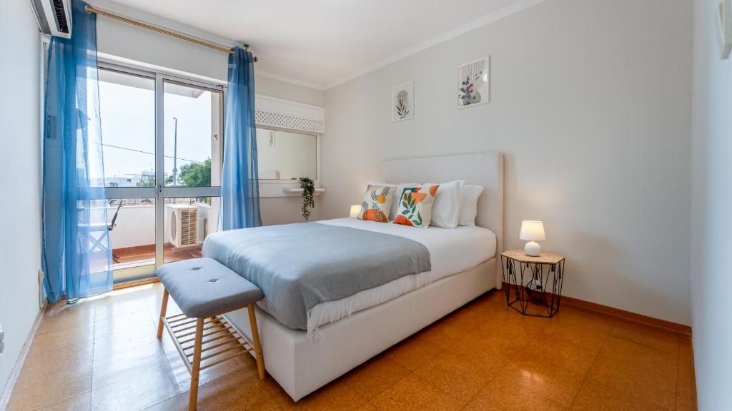 Comfy 3 BDR Flat With Pool & Balcony by LovelyStay, Portimão