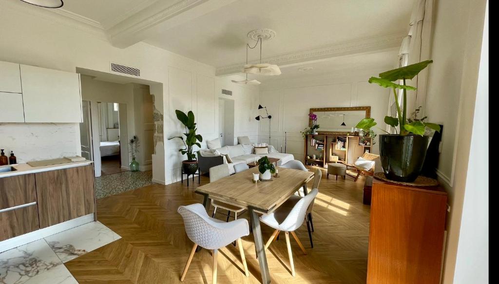 Bright, Spacious 2 Bedroom Apartment, Walk to Beach & Old Town - 3