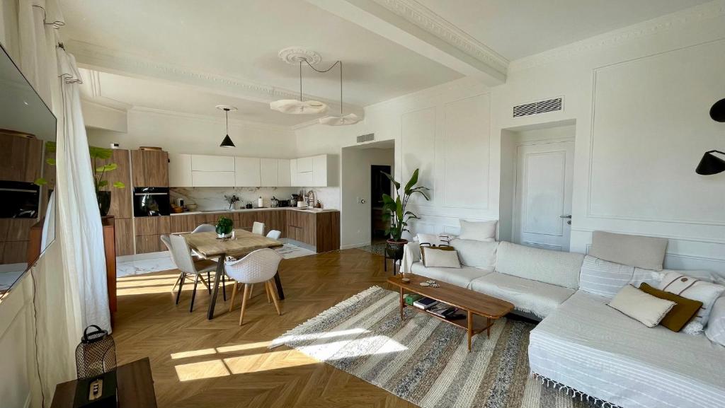 Bright, Spacious 2 Bedroom Apartment, Walk to Beach & Old Town - 4
